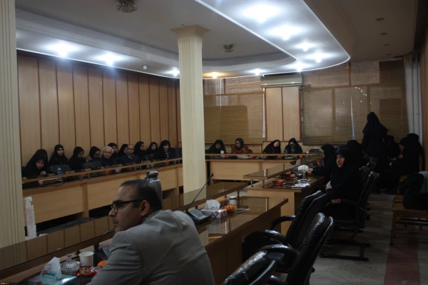 با حضور اساتید و جمعی از علاقه مندان در مرکز آموزش عالی شهید شرافت برگزار گردید:

نشست علمی تخصصی چیستی ، چرایی برنامه معلم پژوهنده  با واکاوی تجارب در ایران 2